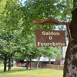 Guidon Fourchette Et Table D'hotes Bed & Breakfast Saint-Bonnet-de-Salers